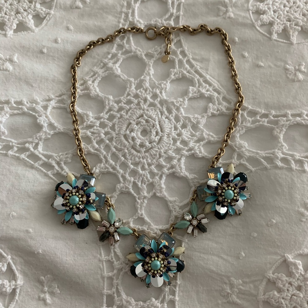 Loft Necklace with Flower Design and Gold Chain